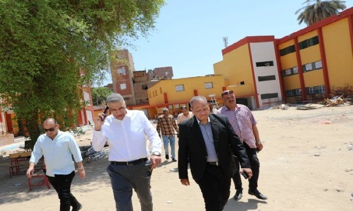 محافظ أسوان يعفي مديرة مدرسة من منصبها لتدني مستوى النظافة