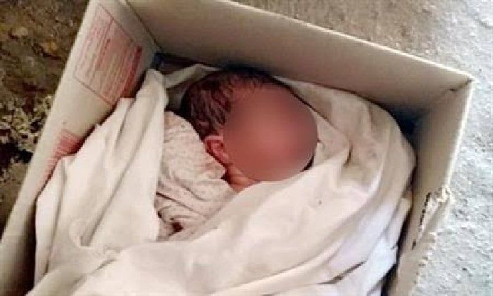 ملفوف بقطعة قماش.. العثور على رضيع حديث الولادة ملقى بالطريق الدائري في الفيوم