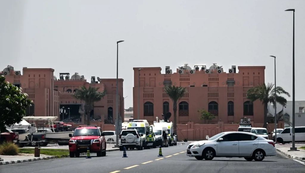 صورة تظهر المبنى المتضرر في المجمع الذي يضم أعضاء المكتب السياسي لحركة حماس الفلسطينية والذي استهدفه غارة إسرائيلية في الدوحة (أ ف ب).