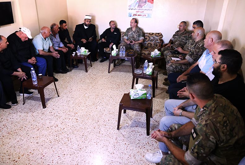 قائد الجيش يقدم التعازي لعدد من عائلات الشهداء (قيادة الجيش).