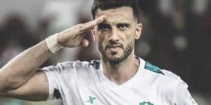 عمر السومة يرتدي قميص الاهلي السعودي مجددا