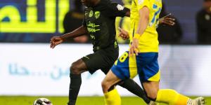 اشتباك بين لاعبي النصر والاتحاد وديابي يحصل على بطاقة حمراء.. ماذا حدث؟ ـ "فيديو" - هرم مصر