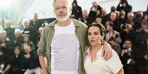 جوليان أسانج يظهر في مهرجان كان مرتديا قميصا يحمل أسماء أطفال فلسطينيين - هرم مصر