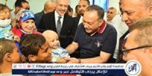 محافظ أسيوط يشارك أطفال معهد الأورام فرحتهم بقرب حلول عيد الأضحى ويوزع الهدايا والملابس عليهم - هرم مصر
