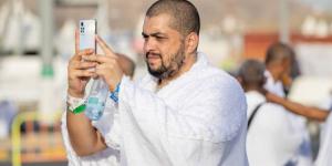 هواتف الحجاج تنقل للعالم.. الأمن والاستقرار والرخاء - هرم مصر