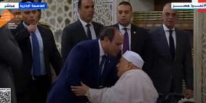 السيسي يصافح أحمد عمر هاشم لدى وصوله مسجد مصر بالعاصمة لأداء صلاة عيد الأضحي - هرم مصر