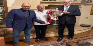 بعد غيابه عن المباراة.. إدارة الزمالك تحتفل بكأس مصر في منزل حسين لبيب - هرم مصر