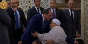 الرئيس السيسي يقبل رأس الدكتور أحمد عمر هاشم خلال أداء صلاة عيد الأضحى - هرم مصر
