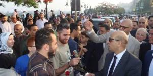 ”مدير أمن القليوبية” يرسم البهجة والفرحة على المواطنين بعد الصلاة.. ويقدم لهم التهنئة والورود - هرم مصر