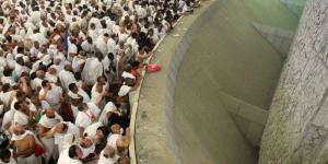 حجاج بيت الله الحرام يرمون الجمرات في أول أيام التشريق - هرم مصر