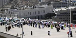 حجاج بيت الله الحرام يرمون الجمرات الثلاث في أول أيام التشريق - هرم مصر