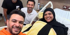 ابن الأصول .. كريم محمود عبد العزيز يساند كريم الحسيني بعد خضوع زوجته لعملية جراحية|صور - هرم مصر