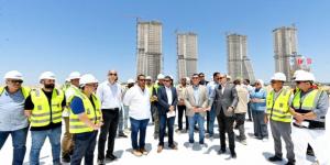 وزير الإسكان يتفقد موقف تنفيذ أبراج الداون تاونبالعلمين الجديدة - هرم مصر