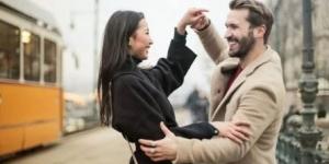 4 أبراج ما بتعرفش تعبر عن حبها بالكلام لكن بتفضل الفعل.. أبرزهم السرطان - هرم مصر