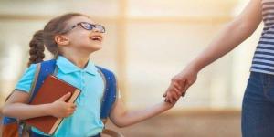 نصائح نفسية للأمهات| كيف تساعدين طفلك على التكيف مع المدرسة لأول مرة؟.. فيديو - هرم مصر