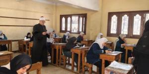 رئيس منطقة القليوبية الأزهرية يتفقد لجان الشهادة الإعدادية بقها للاطمئنان على سير الامتحانات - جريدة هرم مصر