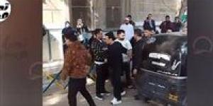 انهيار رضا البحراوي وسعد الصغير يواسيه.. بدء جنازة والدة رضا البحراوي في طنطا - جريدة هرم مصر