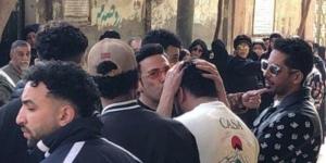 انهيار رضا البحراوي وشقيقته أثناء تشيع جثمان والدتهم - جريدة هرم مصر