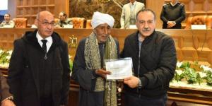 قهر الأمية في التسعين.. محافظ أسيوط يكرم «عم فرحان» أيقونة الإرادة والأمل - جريدة هرم مصر