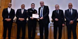 وزير الطيران المدني يشهد تخرج دفعة جديدة من برنامج معلومات الطيران - جريدة هرم مصر