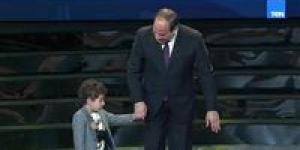 عيد الشرطة الـ 74.. الطفل ابن الشهيد رامي يحتضن الرئيس السيسي للمرة التانية - جريدة هرم مصر