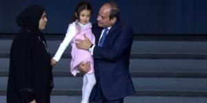 في لقطة إنسانية مؤثرة.. الرئيس السيسي يحمل ابنة الشهيد محمد فاضل الشناوي - جريدة هرم مصر