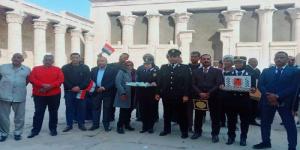 شرطة السياحة والآثار بمعبد إدفو تحتفي بأعياد الشرطة باستقبال السائحين بالورود - جريدة هرم مصر