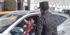 احتفالا بعيدها الـ 74 .. الداخلية توزع الورود والأعلام على المواطنين بشوارع الشرقية - جريدة هرم مصر