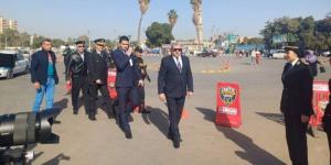 مدير أمن أسيوط يوزع الورود على المواطنين في الشوارع احتفالاً بعيد الشرطة - جريدة هرم مصر