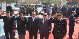 محافظ الأقصر يضع إكليلًا من الزهور على النصب التذكاري لشهداء الشرطة والجيش - جريدة هرم مصر