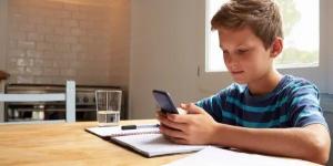 خبير تربوي يوضح دور المدرسة في تقليل استخدام الأطفال للهواتف المحمولة - جريدة هرم مصر