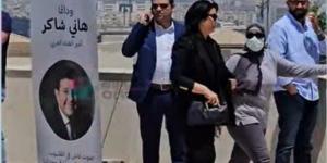وصول الإعلامية منى الشاذلي إلى جنازة الفنان الراحل هاني شاكر - جريدة هرم مصر
