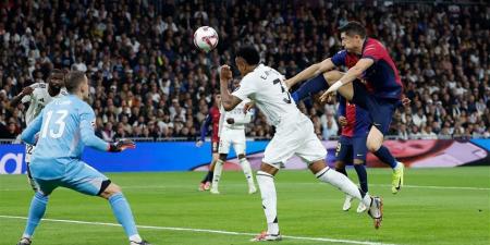 برشلونة يذل ريال مدريد في برنابيو.. فليك يُلقن أنشيلوتي درساً قاسياً