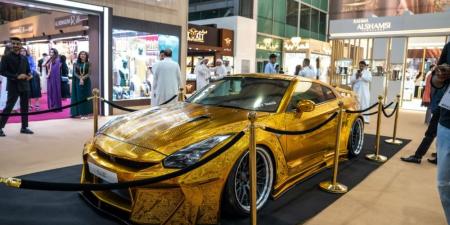 سيارة مطلية بالذهب تسرق الأضواء في معرض المجوهرات بالشارقة - هرم مصر
