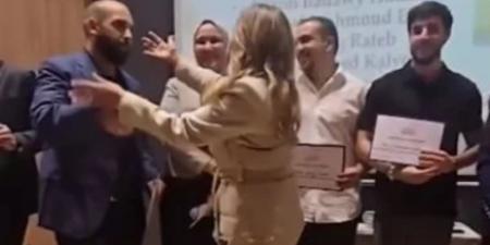ليلى علوي تحتفل بتخرج ابنها خالد أسعد أيام حياتى - هرم مصر