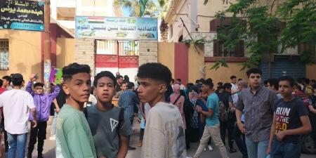 الطلاب يتوافدون على اللجان لبدء امتحانات الشهادة الإعدادية 2025 - هرم مصر