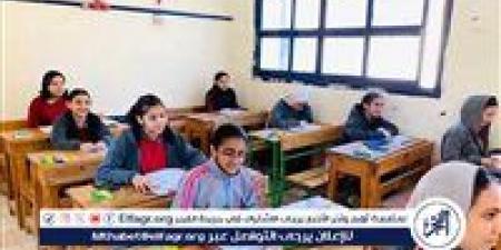 طلاب  الشهادة الإعدادية بالمنيا  يؤدون امتحان مادتى  الدراسات الاجتماعيه والتربية الفنية - هرم مصر