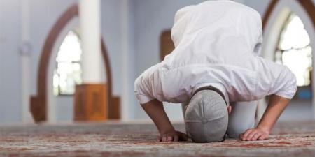 هل قراءة سورة بعد الفاتحة في الركعة الرابعة يوجب إعادة الصلاة؟ #دين وحياة #دار الإفتاء - هرم مصر