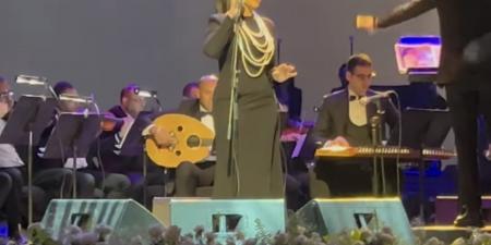 فخور بيكي.. محمد العمروسي يدعم مي فاروق في حفلها الأخير بالأوبرا - هرم مصر