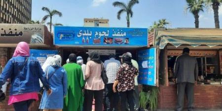 إقبال كبير من المواطنين على منافذ وزارة الزراعة لشراء لحوم عيد الأضحى - هرم مصر