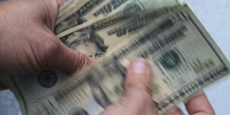 الدولار يتراجع مع تصاعد توترات التجارة وقبيل بيانات الوظائف - هرم مصر