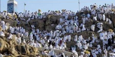 حجاج بيت الله يتوافدون إلى جبل عرفات لأداء ركن الحج الأعظم - هرم مصر