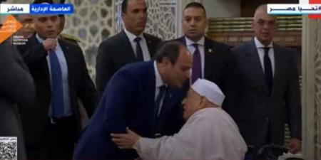 السيسي يصافح أحمد عمر هاشم لدى وصوله مسجد مصر بالعاصمة لأداء صلاة عيد الأضحي - هرم مصر