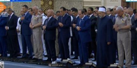 الرئيس السيسي يقبل رأس أحمد عمر هاشم أثناء صلاة عيد الأضحى - هرم مصر