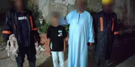 إنقاذ طفل بعد سقوطه في بالوعة مياه الصرف بالبحر الأحمر - هرم مصر