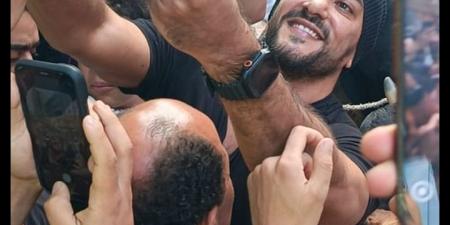 أبن بلد.. استقبال وترحاب شديد بأحمد العوضي في صلاة العيد بمسقط رأسه - هرم مصر