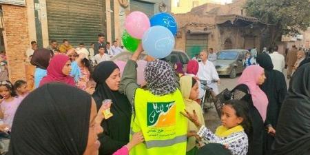 «خير للناس» ترسم البهجة على وجوه أطفال الأقصر بتوزيع عيديات وحلوى بعد صلاة العيد - هرم مصر
