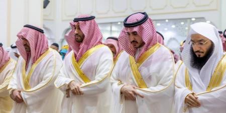أمير منطقة الجوف ونائبه يؤدّيان صلاة عيد الأضحى - هرم مصر