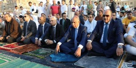 محافظ المنيا يؤدي صلاة عيد الأضحى وسط جموع المواطنين بـ كورنيش النيل - هرم مصر