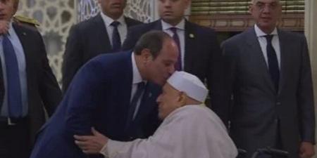 الرئيس السيسي يصافح أحمد عمر هاشم لدى وصوله مسجد مصر - هرم مصر